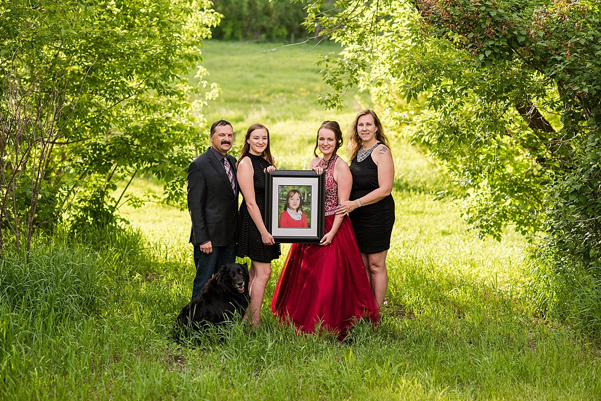 Graduation photos | Formal family photos in grad dress | Senior photos | senior pictures | Raelene Schulmeister Photography